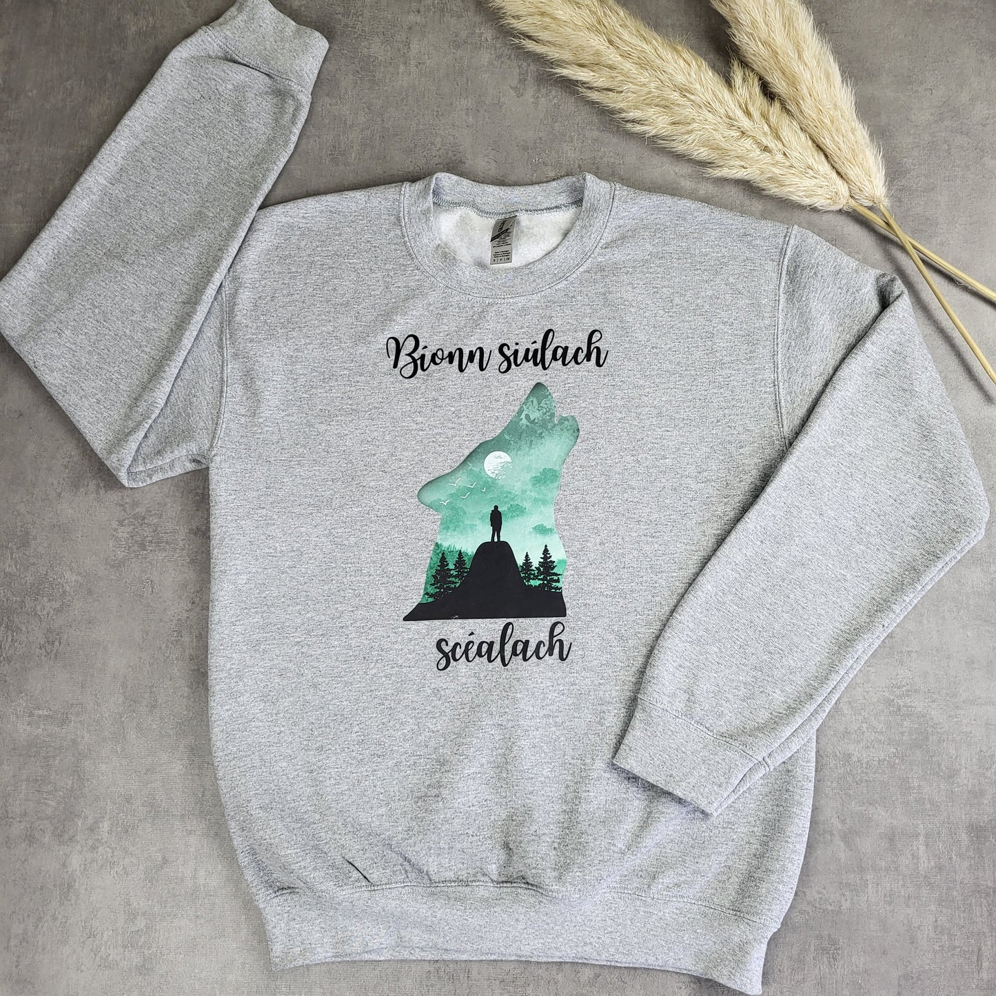 Siúlach Scéalach sweatshirt