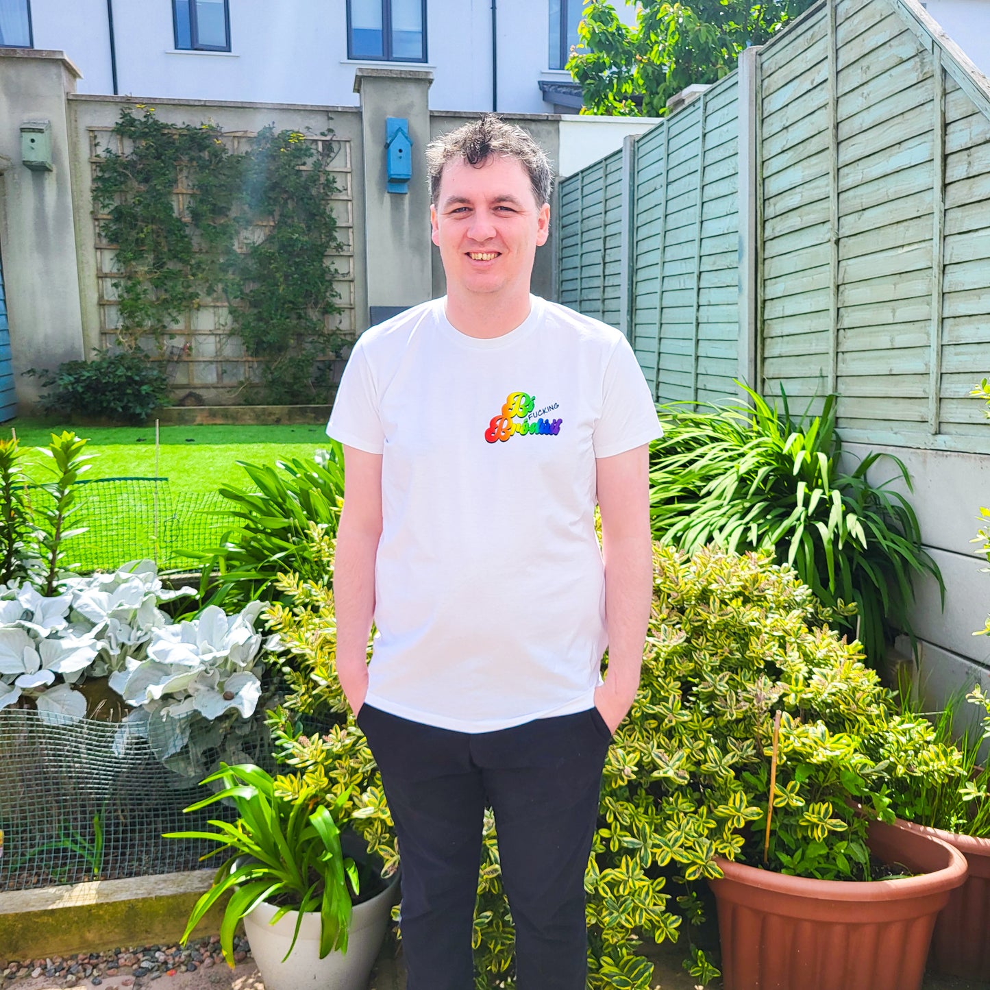 Bí fucking brodúil logo t-shirt