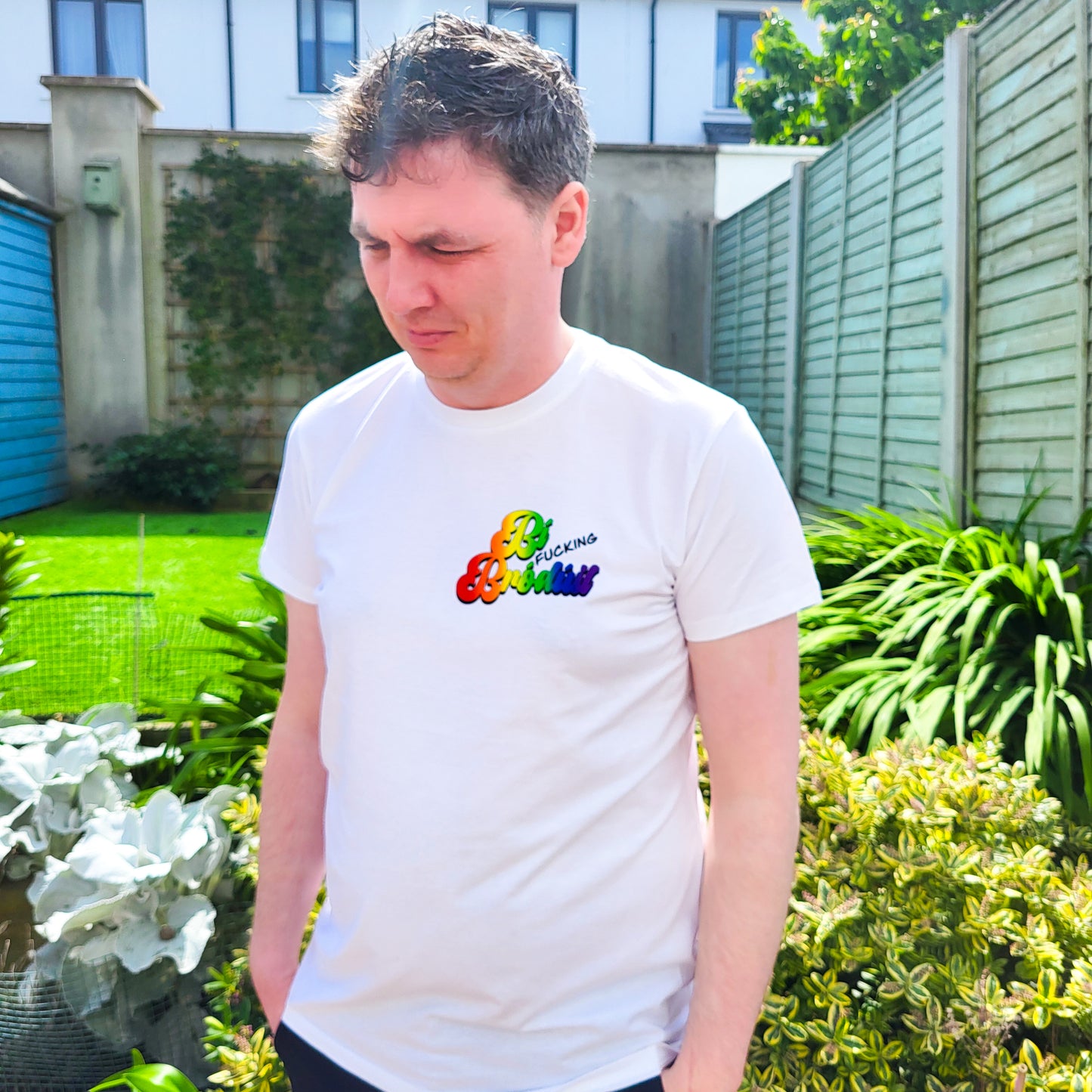 Bí fucking brodúil logo t-shirt