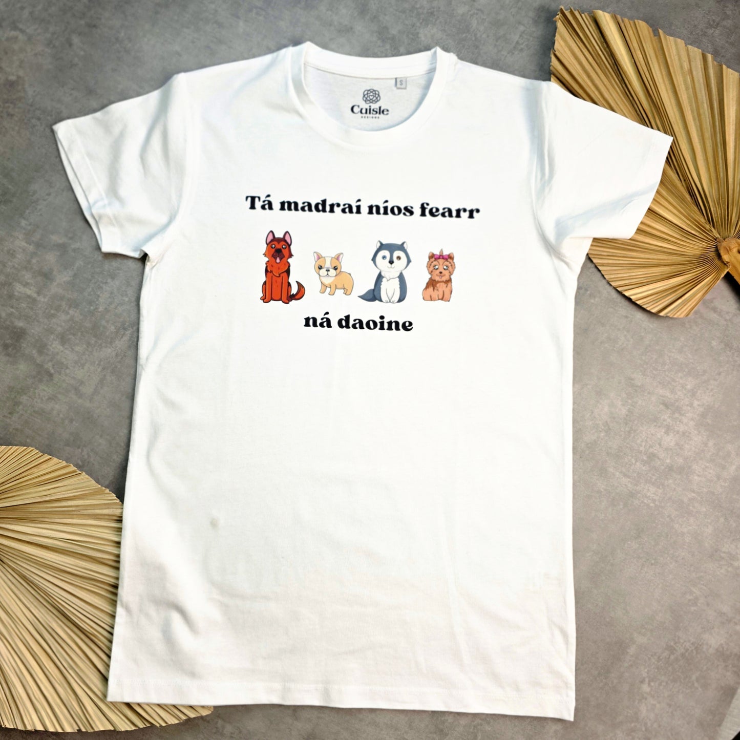 Is fearr madraí Tshirt